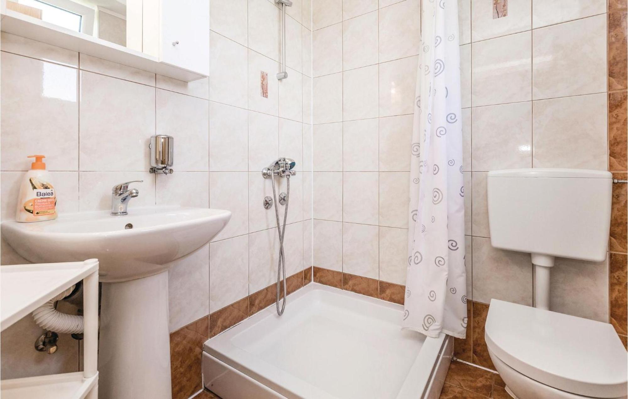 2 Bedroom Cozy Home In Licko Lesce Exteriör bild
