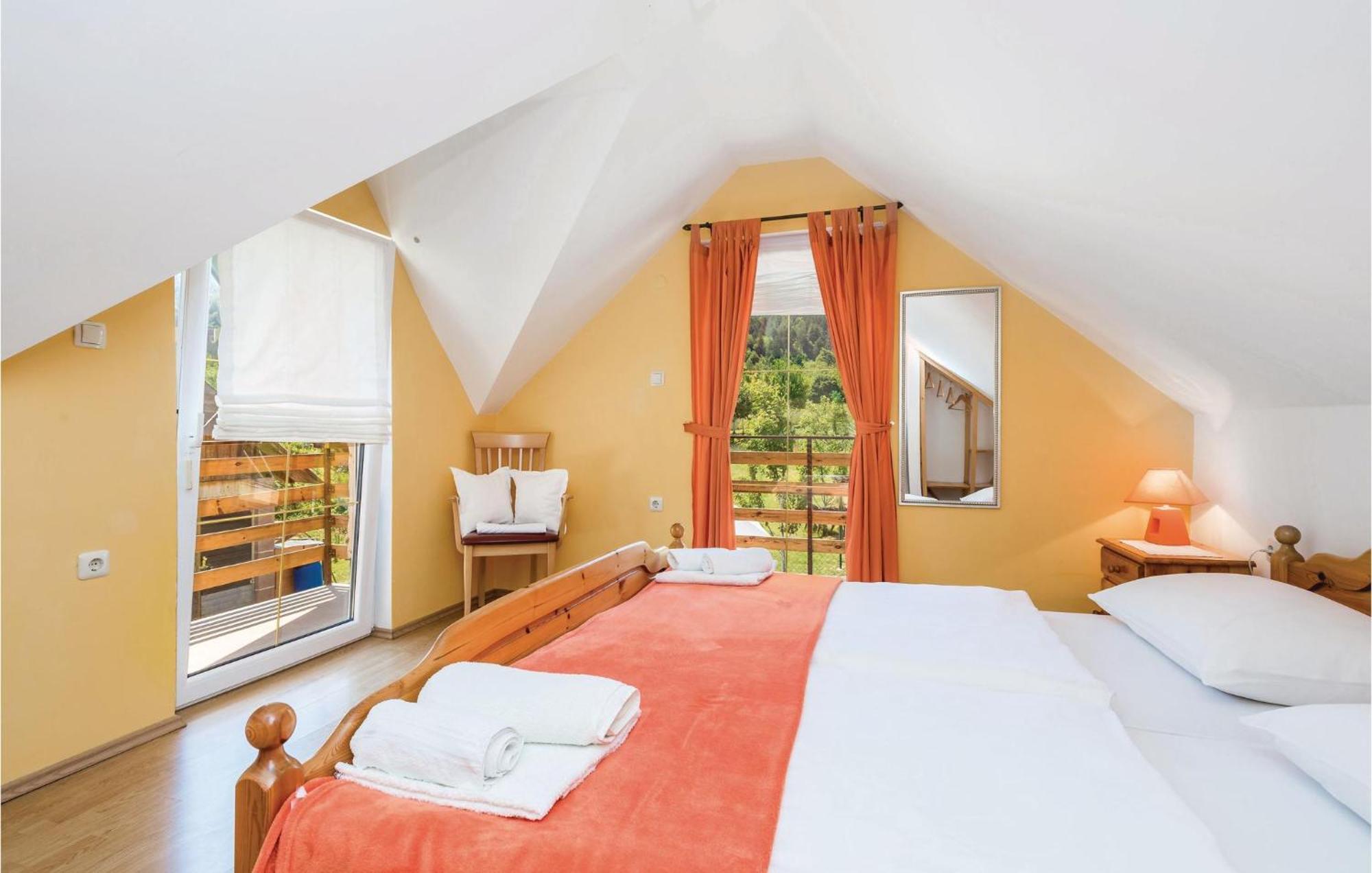 2 Bedroom Cozy Home In Licko Lesce Exteriör bild