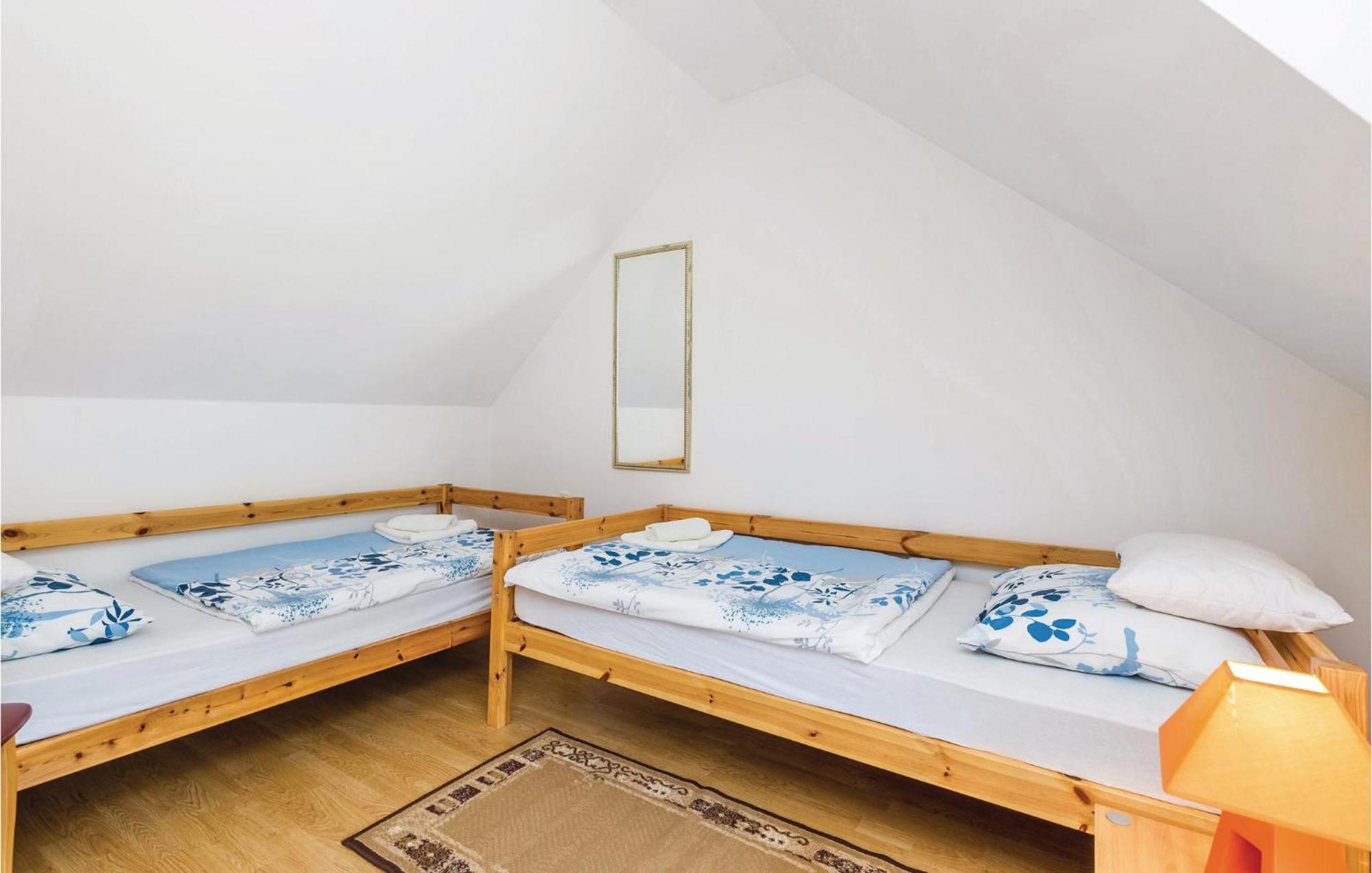 2 Bedroom Cozy Home In Licko Lesce Exteriör bild