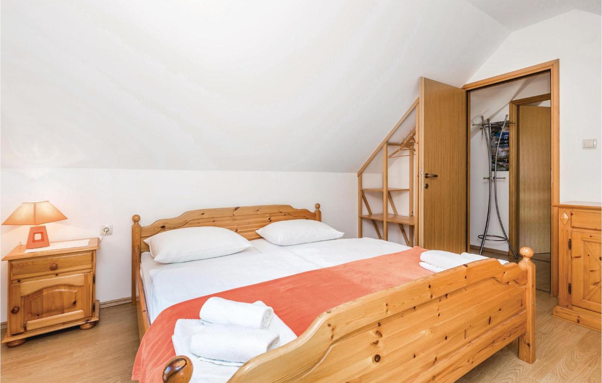 2 Bedroom Cozy Home In Licko Lesce Exteriör bild