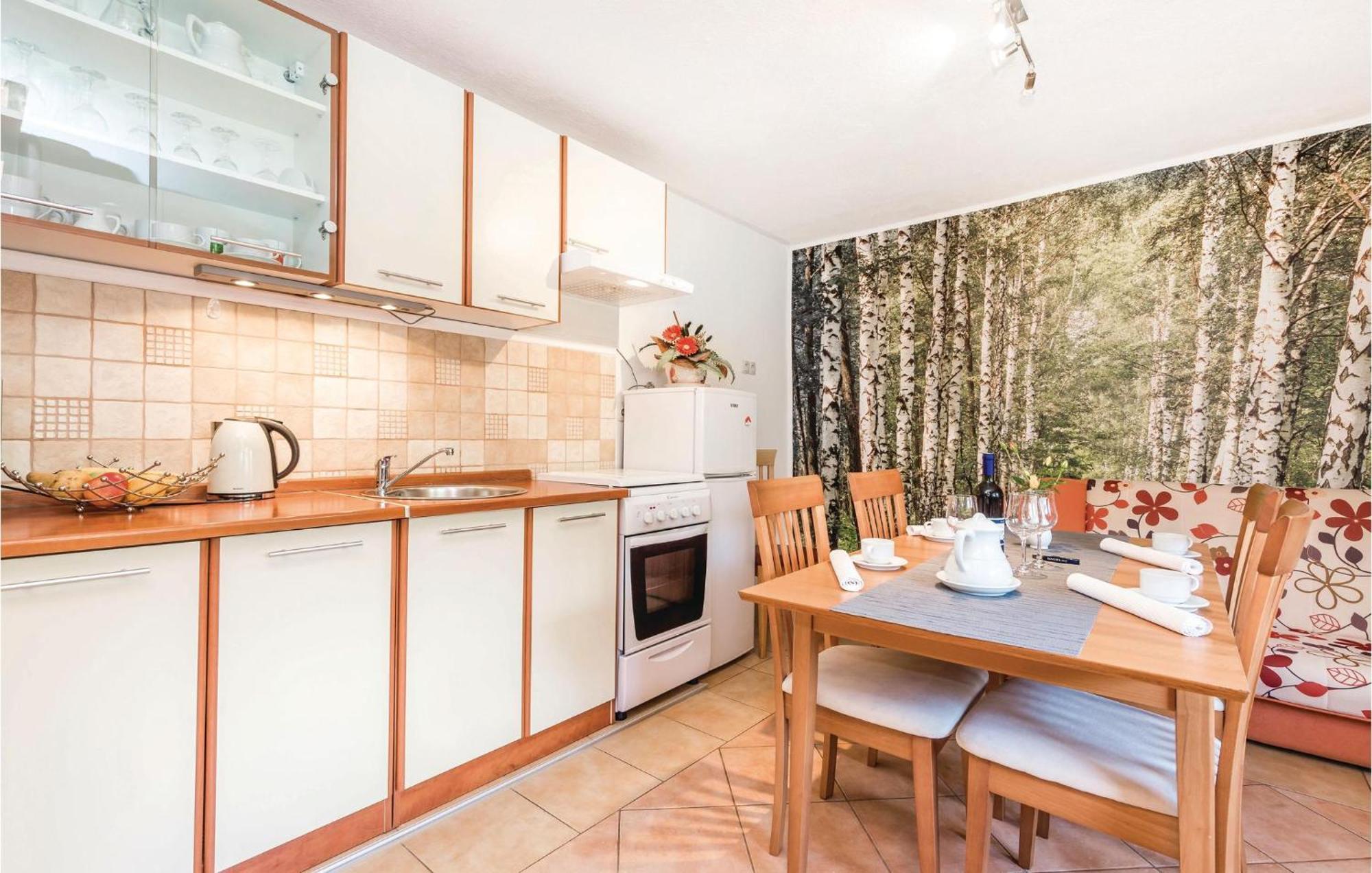 2 Bedroom Cozy Home In Licko Lesce Exteriör bild
