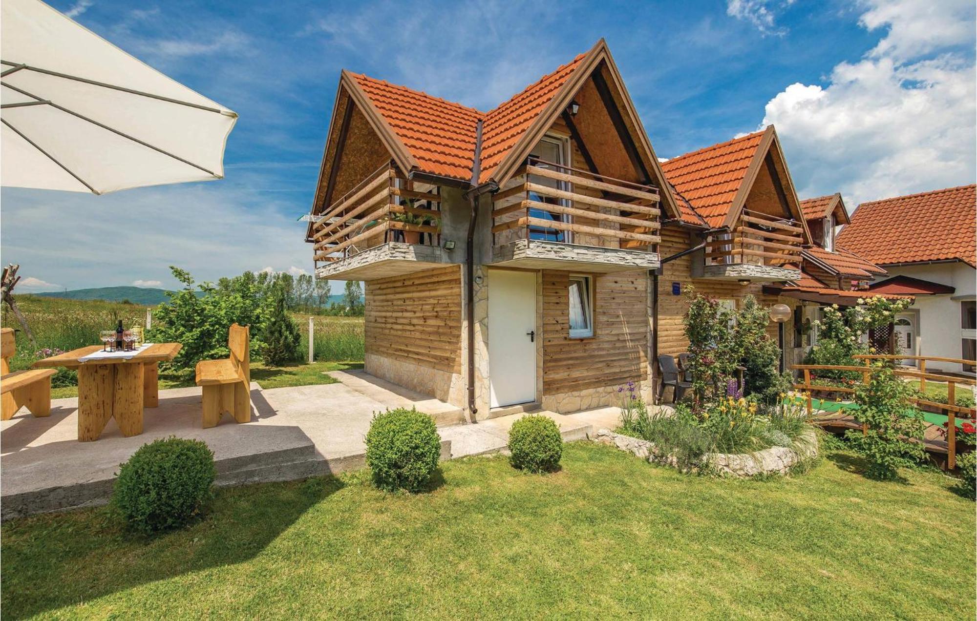 2 Bedroom Cozy Home In Licko Lesce Exteriör bild