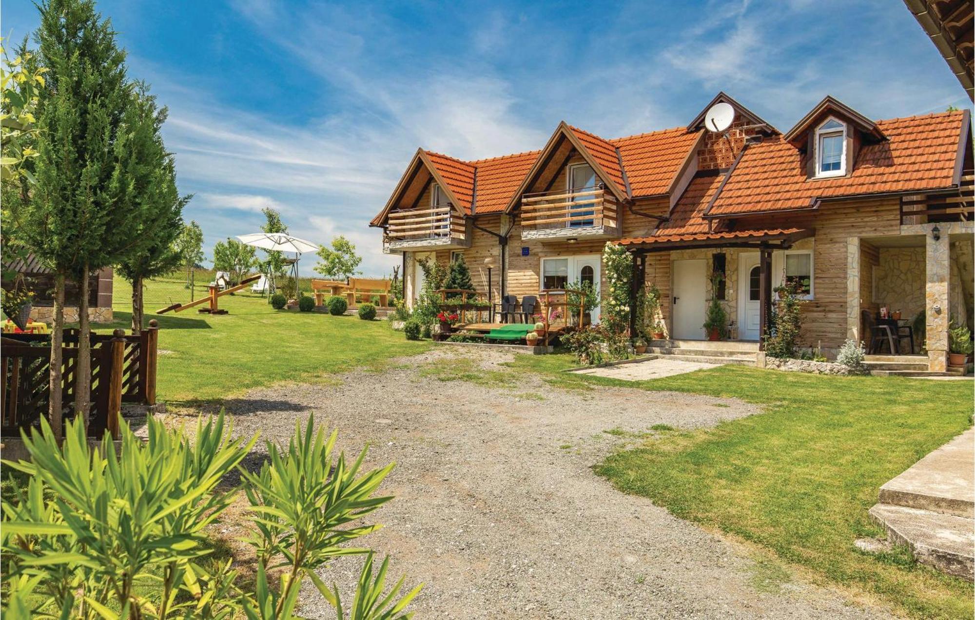 2 Bedroom Cozy Home In Licko Lesce Exteriör bild