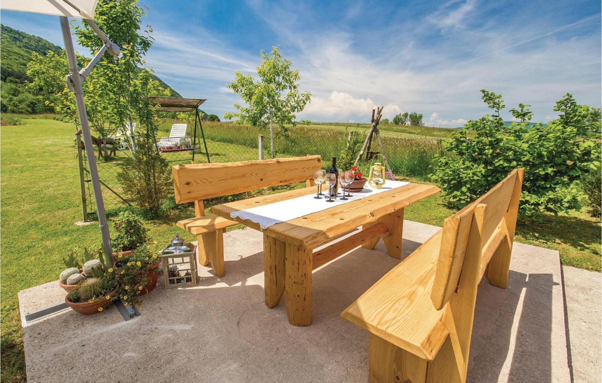 2 Bedroom Cozy Home In Licko Lesce Exteriör bild