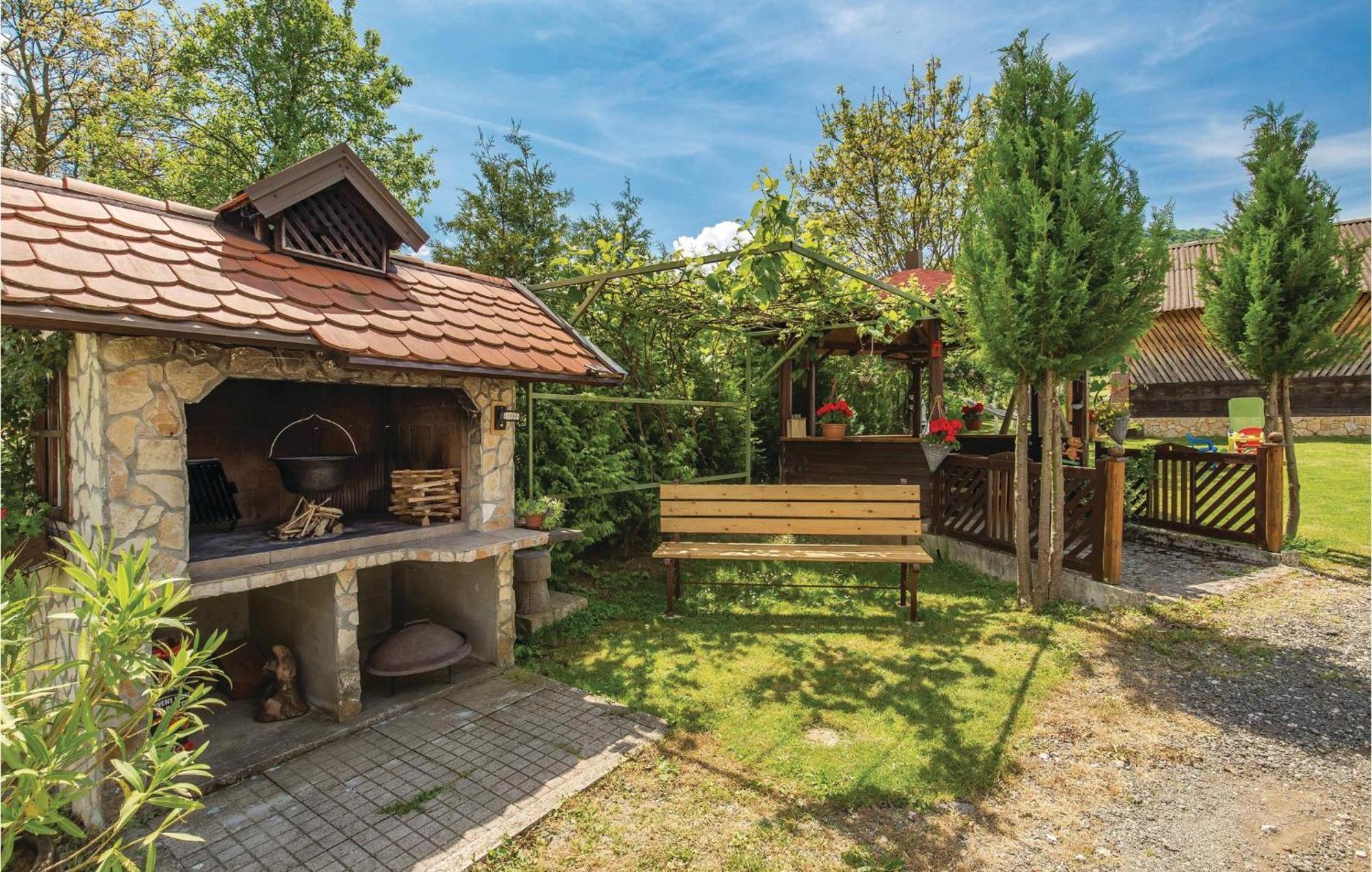 2 Bedroom Cozy Home In Licko Lesce Exteriör bild