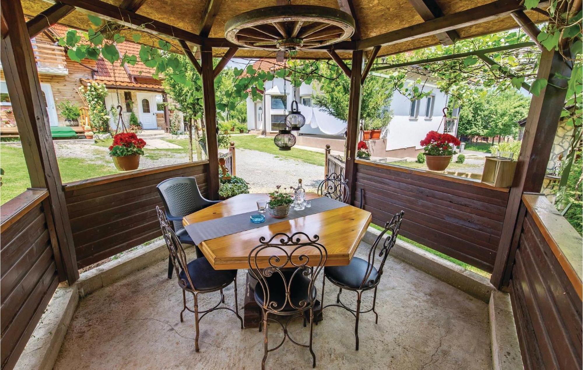 2 Bedroom Cozy Home In Licko Lesce Exteriör bild